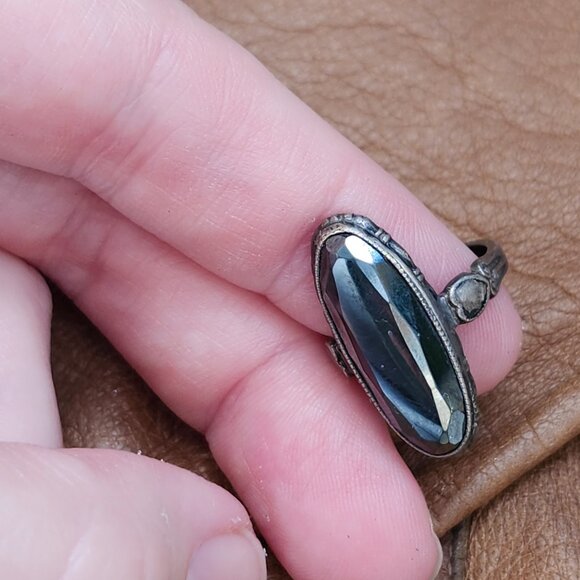 Harriet Ring / Vintage Sterling Silver Hematite Ring with Heart Engraved Band - Picture 8 of 12